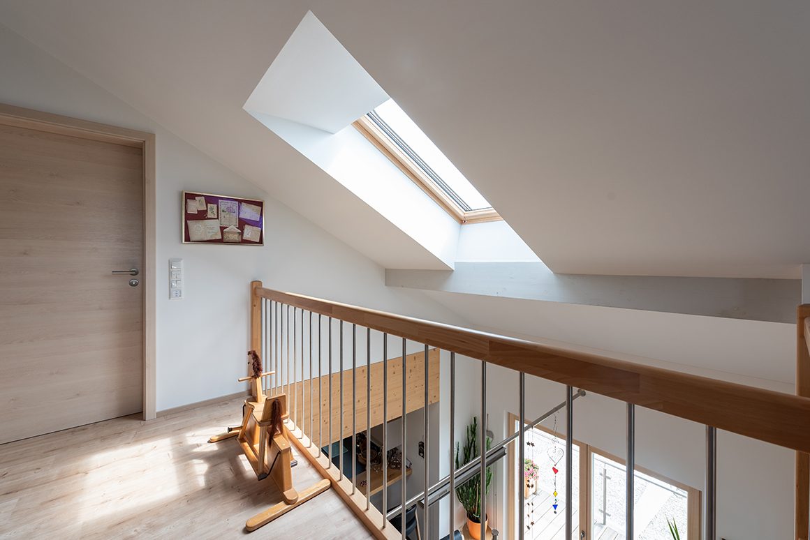 Die Galerie im klassischen Satteldachhaus mit Kniestock: Hier sorgt das Dachfenster für zusätzliches Tageslicht.