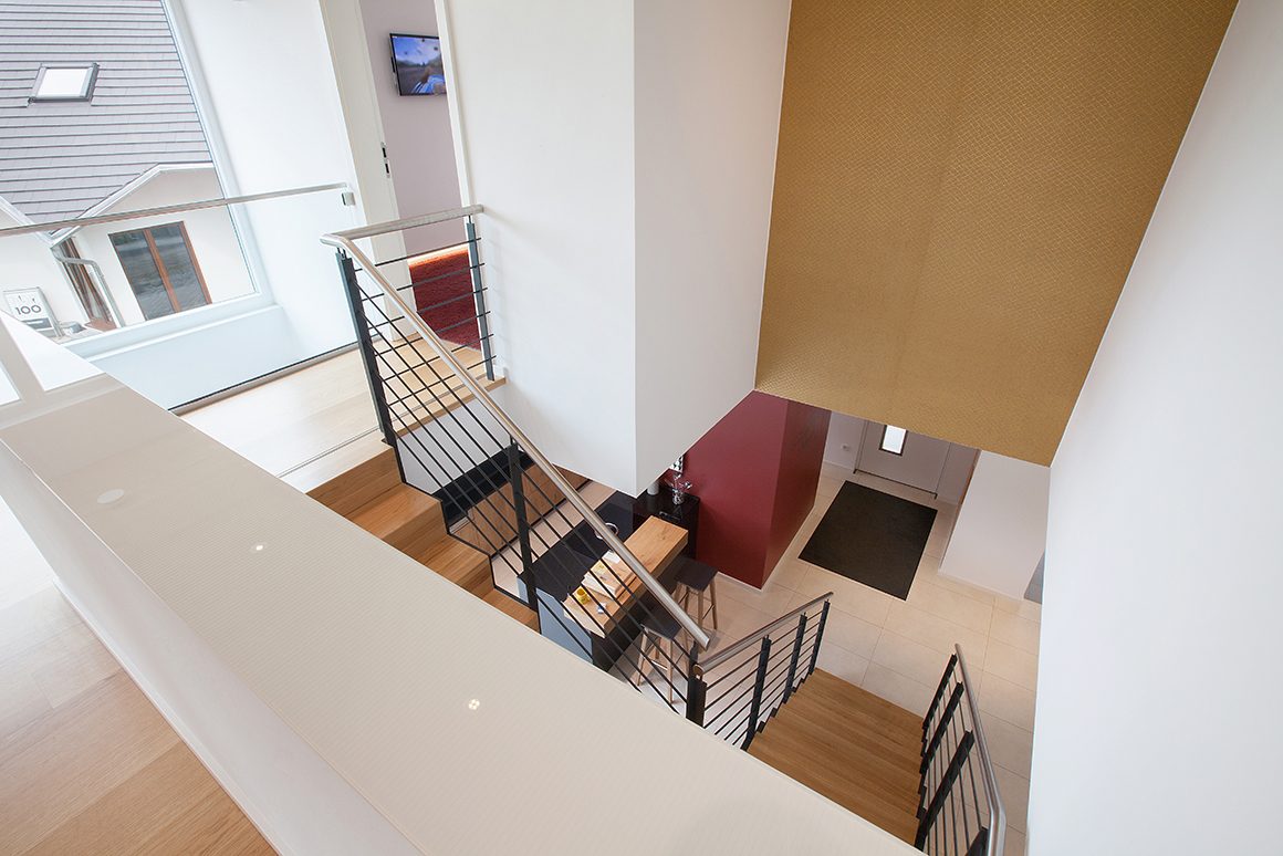 Das Erd- und Obergeschoss wird durch die Galerie und die breite Treppe miteinander verbunden. 