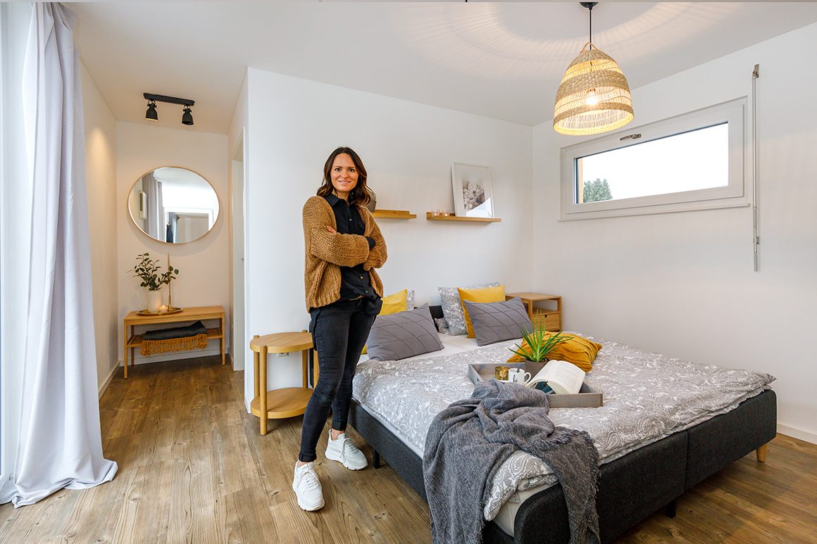 Das Schlafzimmer des Modulhauses hat licht durch Fenster zu zwei Seiten. 