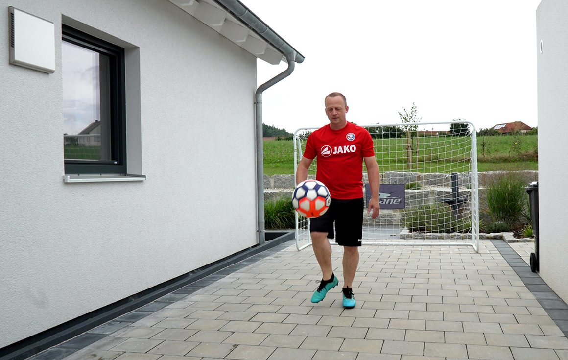 Fachberater Günther Oppel bei seinem liebsten Hobby: Fußballspielen.