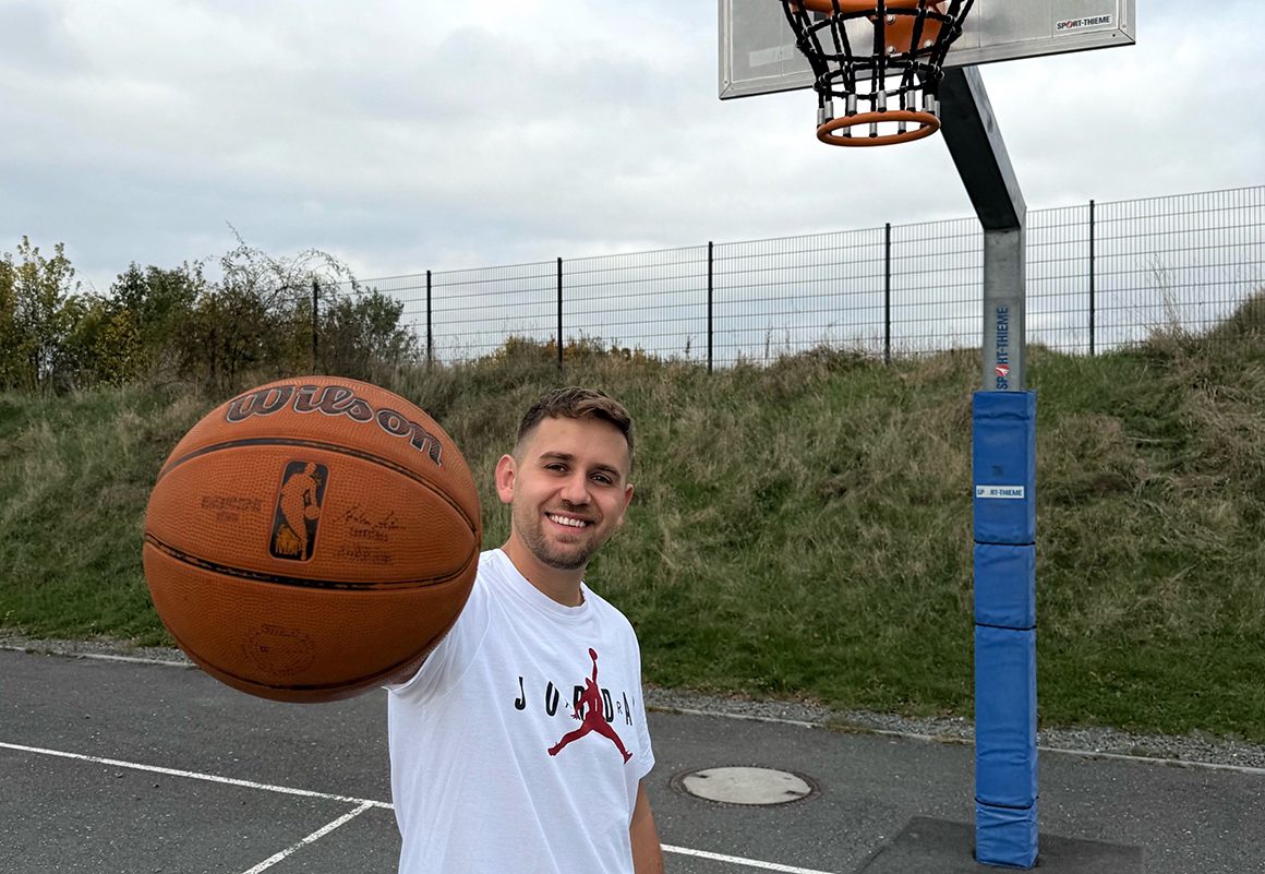 Fachberater Jordan Dimitrov beim Basketballspielen