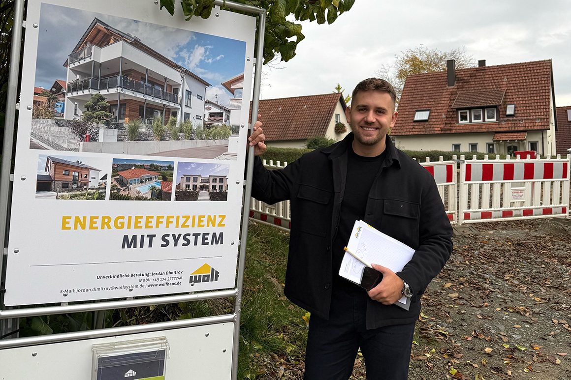 Fachberater Jordan Dimitrov auf der Baustelle bei einem Kundentermin
