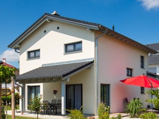 Individuelles Einfamilienhaus mit 120 Quadratmetern Wohnfläche und einer interessanten Grundrissplanung. Wolf – Haus Kugler Gartnenseite