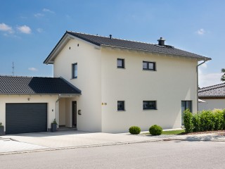 Zur Straßenseite hin ist das Haus nur mit kleinen Fenstern ausgestattet: für mehr Privatsphäre. Wolf – Haus Kugler Straßenseite